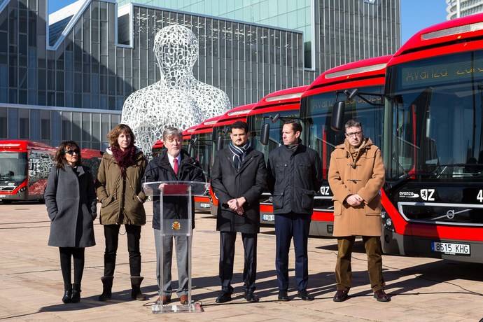 El alcalde de Zaragoza, Pedro Santisteve, junto con la concejala de Medio Ambiente y Movilidad, Teresa Artigas, el Director de Avanza-ADO, Valentín Alonso y el Director de Avanza Zaragoza, Juan Abel Arias.