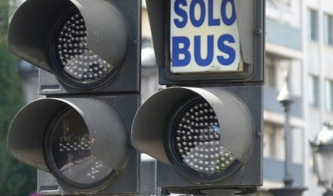El 80% del tiempo que un autobús está parado es por culpa de los semáforos