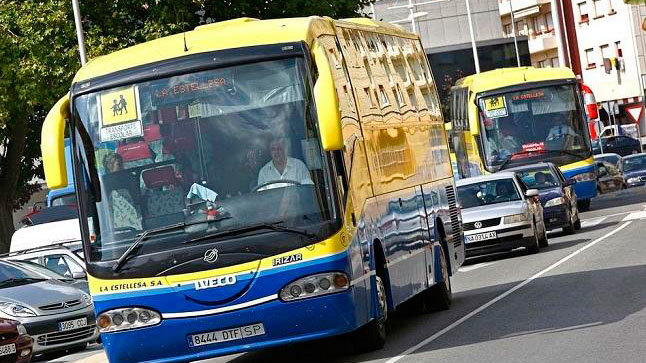 Dos autobuses de transporte escolar.