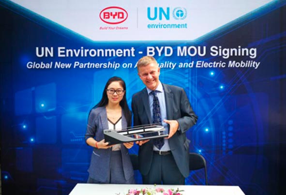 BYD entrega el primer autobús completamente eléctrico de 18,28 metros en EEUU