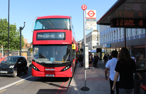 El BYD ADL Enviro400EV, autobús eléctrico de dos pisos para la ruta 43 de Metroline, en Londres.