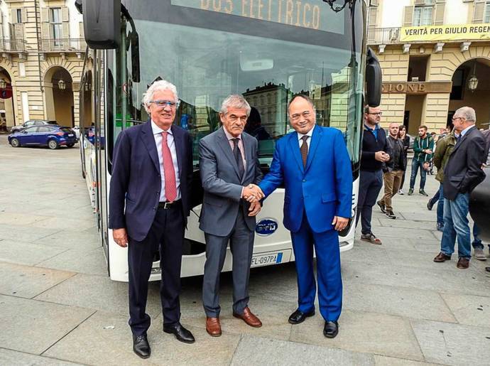 Turín celebra la entrega de la primera flota de ebuses en Italia