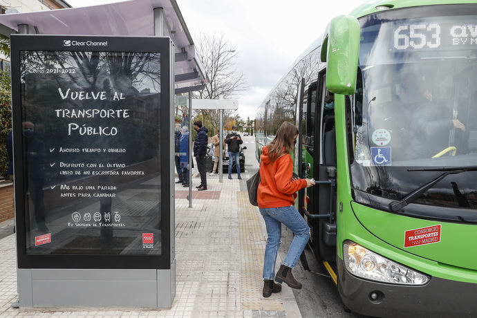 La Comunidad de Madrid renovará marquesinas y postes de los autobuses urbanos
