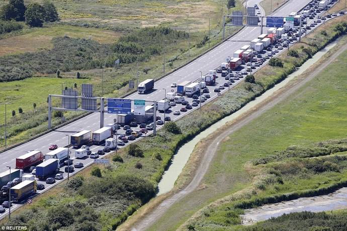 Atasco en las cercanías al paso de Calais.