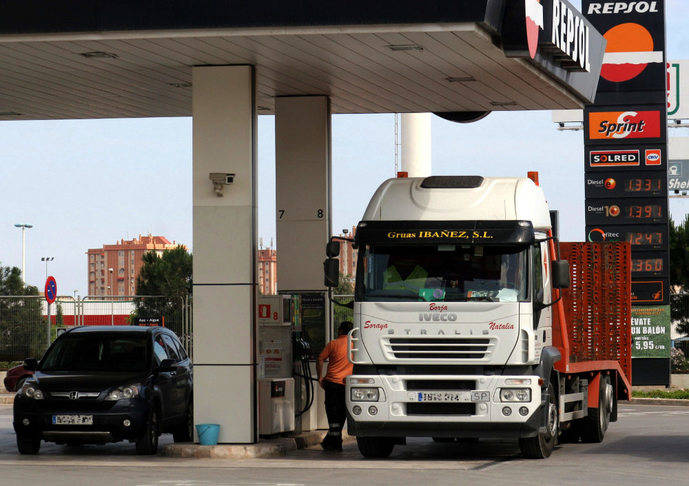 Un camión reposta en una gasolinera.