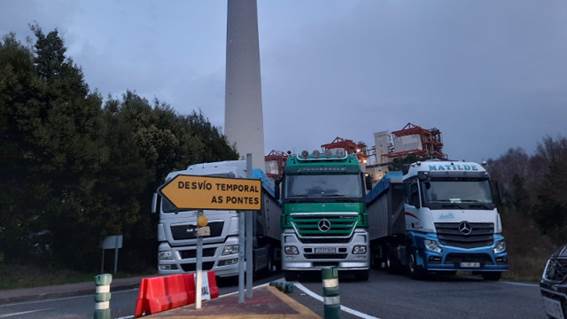 Los transportistas del carbón cercan de forma indefinida la central de Endesa