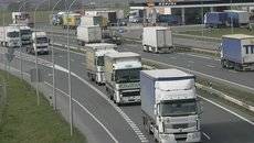 Camiones circulando por la carreteras españolas