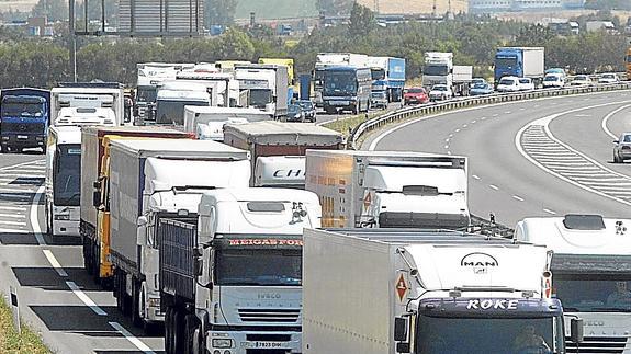 Camiones circulan por una carretera.