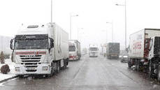 El temporal de nieve corta el paso a camiones en muchas carreteras