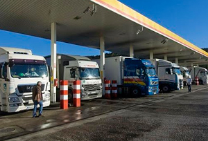 La DGT levanta las restricciones a camiones en el Puente de Mayo