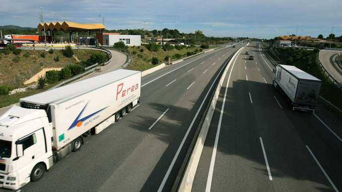 Camiones circulan por una autopista.