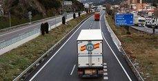 Camión de transporte español haciendo su ruta en Francia