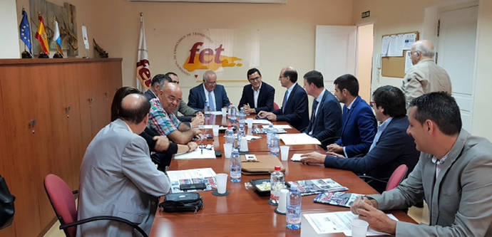 Momento de la reunión del Vicepresidente del Gobierno de Canarias, Pablo Rodríguez, con miembros de la Federación de Empresarios de Transportes.