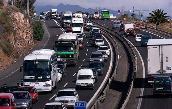 Los transportistas están exentos de PCR para llegar a Canarias pero no para pernoctar en alojamientos turísticos
