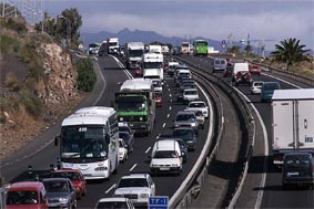 Los transportistas están exentos de PCR para llegar a Canarias pero no para pernoctar en alojamientos turísticos