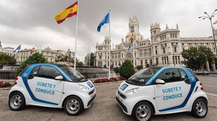 Dos Car2go frente al Palacio de Comunicaciones.