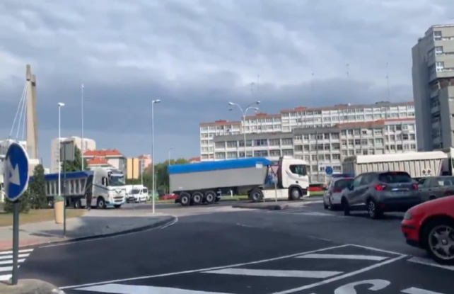Camiones de los transportistas del carbón recorren las calles de A Coruña.