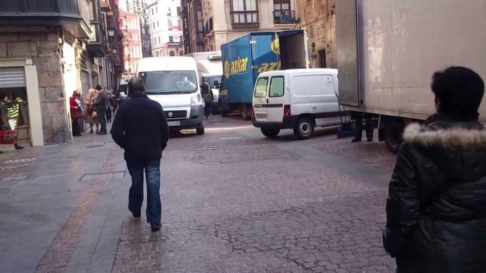 Proceso de carga y descarga en el Casco Viejo de Bilbao.