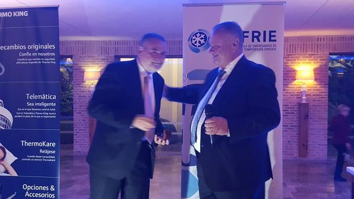 Carlos Ortiz (derecha), director de NEXOTRANS, recibe la insignia de Atfrie de parte de José María Arnedo (izquierda), presidente de Atfrie.