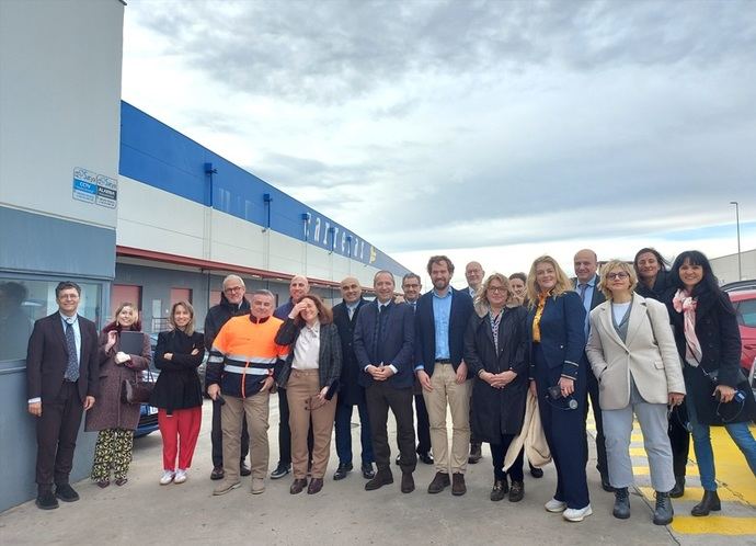 Carreras recibe a una delegación del Parlamento Europeo a sus instalaciones