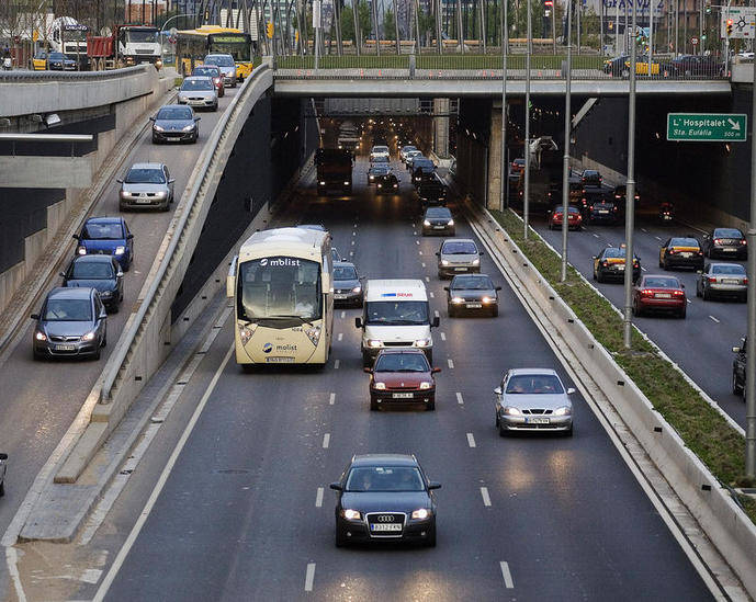 Una carretera de salida y entrada de una gran ciudad (Barcelona).