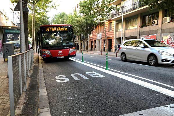 Barcelona aumenta hasta 12 los tramos de carril bus separados físicamente