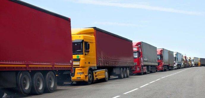 Miles de camiones españoles y europeos están atrapados en la frontera británica con Francia