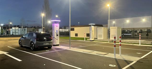 La CIM La Selva incorpora una estación de recarga de vehículos eléctricos