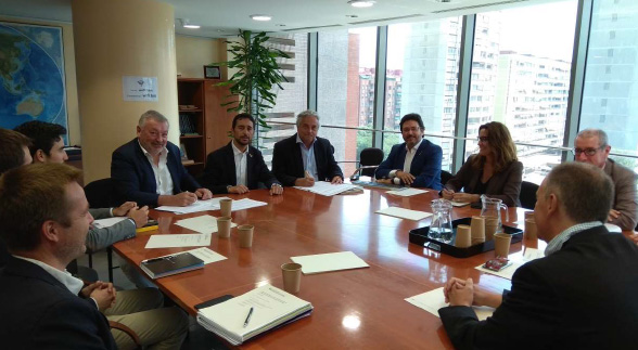 Thierry Le Guilloux y el Consejero Calvet en el acto de la firma. También ha asistido el secretario de Infraestructuras y Movilidad, Isidre Gavín, y la presidenta del Puerto de Barcelona, Mercè Conesa.