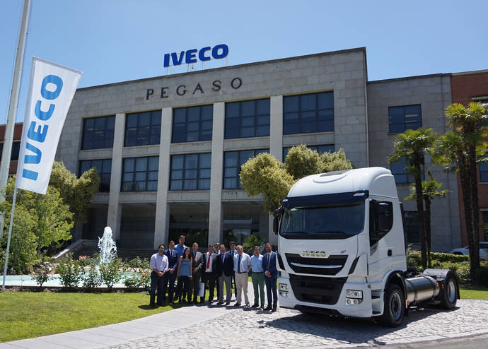 Foto de familia de los parlamentarios del Grupo Popular con José Ramón Freire (a la derecha del todo), en la fábrica de Iveco de Madrid.