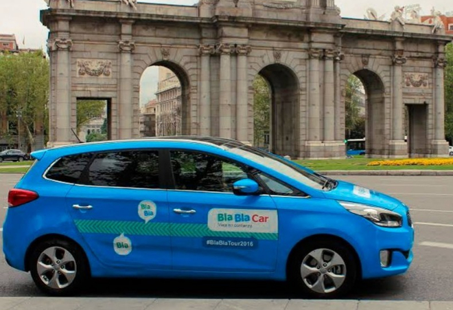 Un coche con publicidad de BlaBlaCar.