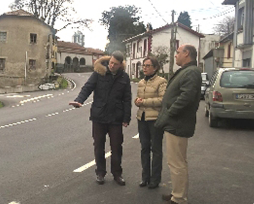 Belén Fernández, consejera de Infraestructuras de Asturias, acompañada por el director general de Infraestructuras, José María Pertierra y el alcalde de Tineo, José Ramón Feito.