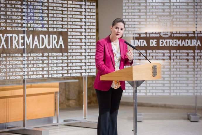 Isabel Gil Rosiña, portavoz del gobierno extremeño, durante el anuncio de las ayudas.