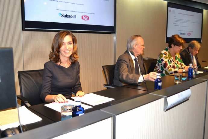 Ana Isabel González, presidenta del CEL y directora de Logística de Procter & Gamble, y Pedro Nueno, presidente de la ABE, han suscrito dicho acuerdo. 