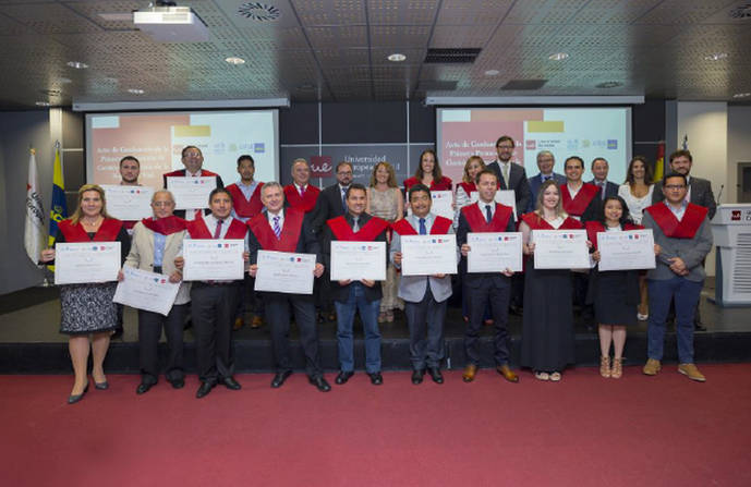 Los alumnos del curso de Race posan con sus diplomas.