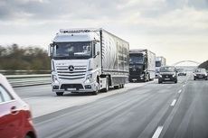 Tres camiones Mercedes-Benz autónomos circulan en convoy de Stuttgart a Rotterdam