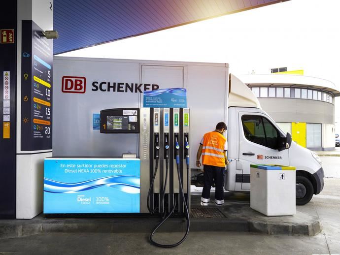 DB Schenker firma un acuerdo con Repsol para una logística más sostenible