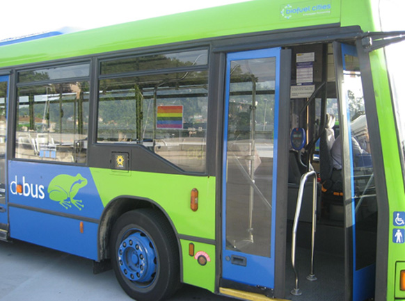 Autobús de Dbus con la bandera multicolor.
