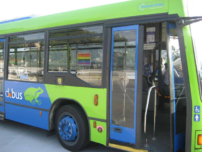 Un vehículo de Dbus con el símbolo del colectivo LGTBQ.