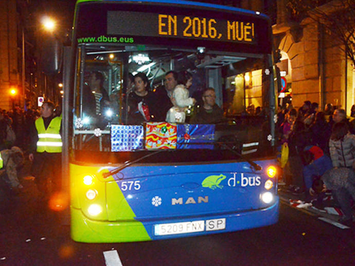 Dbus participa en la Cabalgata de Reyes, repartiendo regalos e ilusi&#243;n