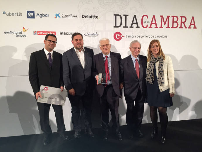 Representantes de Sagalés con el premio que reconoce su larga trayectoria como empresa.