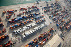 Los sindicatos agradecen las propuestas del mediador para la estiba portuaria