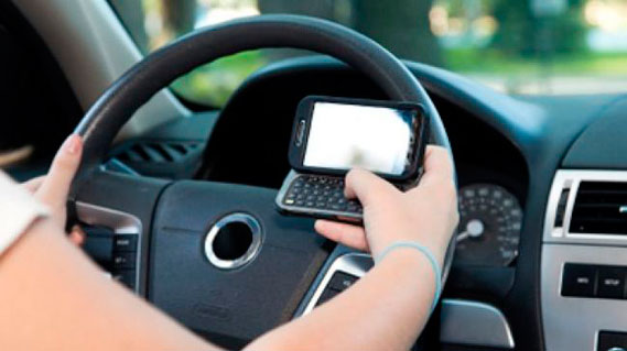 El 71% de los conductores madrileños se ha distraído al sincronizar dispositivos con el vehículo