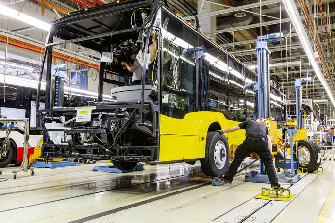 Un eCitaro en su proceso de fabricación, en la planta de Mercedes Benz en Mannheim.