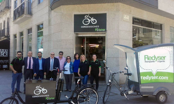 El equipo de la primera ecofranquicia de Redyser en Galicia posa junto al establecimiento.