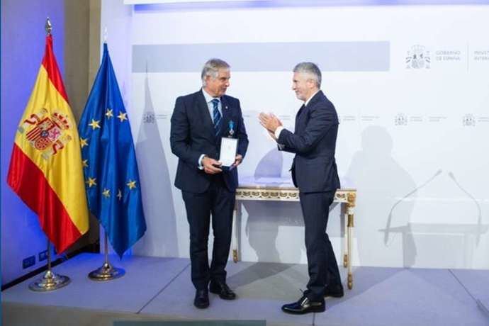 Fernando Marlaska otorga Medalla al Mérito de Seguridad Vial a Carmelo Sanz