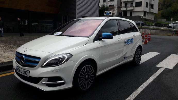 Un Taxibús de Dbus recorre las calles de San Sebastián.