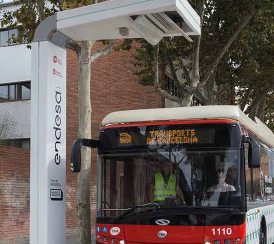 Un autobús de TMB Barcelona utiliza un pantógrafo de carga instalado por Endesa.