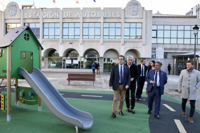 Estación de autobuses de Santader, con el presidente de Cantabria, Miguel Ángel Revilla, en primer plano.