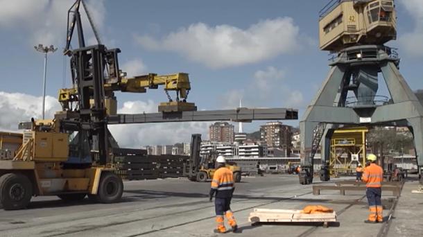 Estibadores trabajando en un puerto español.